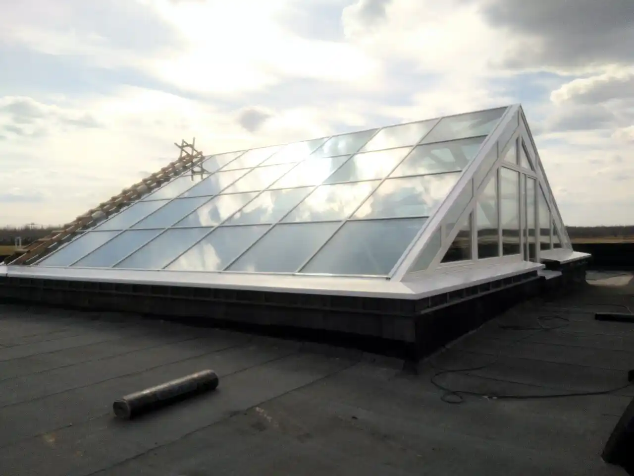 фото сделанно на крыше, виден зенитный фонарь с большой площядью стекления