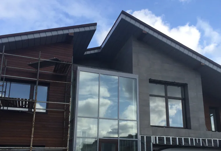 современный дом с витражным стеклением