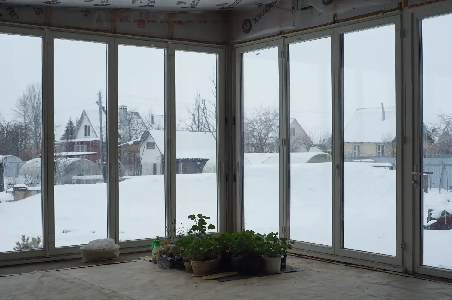 Светлый интерьер с большой площядью стекления