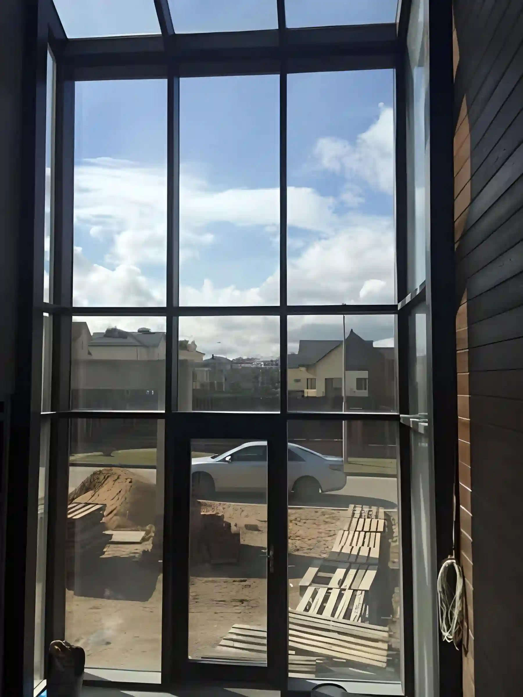 современный дом с витражным стеклением